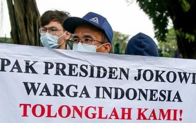 Pencari suaka asal Afghanistan melakukan aksi unjuk rasa di kawasan Monumen Nasional (Monas), Jakarta, Rabu (19/1/2022).