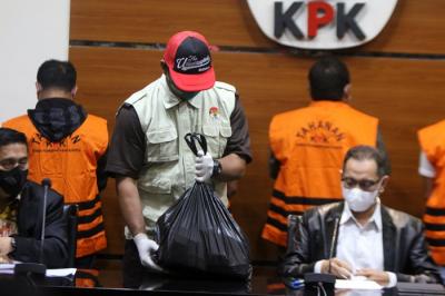 Penyidik KPK menunjukkan sejumlah barang bukti hasil Operasi Tangkap Tangan (OTT) saat mengelar jumpa pers di Gedung Merah Putih KPK.