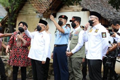 Kepala BNPB Letjen TNI Suharyanto mendampingi Wakil Presiden RI KH Ma’ruf Amin dalam peninjauan lokasi terdampak gempabumi M 6,6 di Kampung Cibeulah.