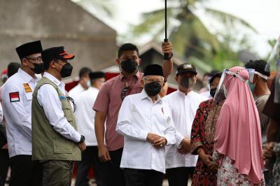 Kepala BNPB Letjen TNI Suharyanto mendampingi Wakil Presiden RI KH Ma’ruf Amin dalam peninjauan lokasi terdampak gempabumi M 6,6 di Kampung Cibeulah.