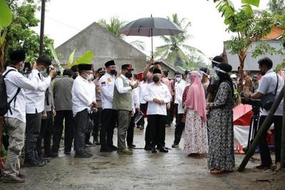 Kepala BNPB Letjen TNI Suharyanto mendampingi Wakil Presiden RI KH Ma’ruf Amin dalam peninjauan lokasi terdampak gempabumi M 6,6 di Kampung Cibeulah.