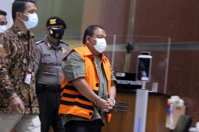 Tersangka Bupati Kabupaten Langkat Sumatera Utara Terbit Rencana Perangin Angin, bersama sejumlah Aparatur Sipil Negara dan pihak swasta ditahan KPK.