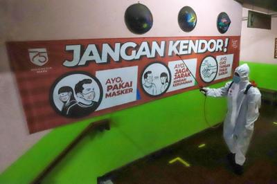Petugas Palang Merah Indonesia (PMI) melakukan penyemprotan disinfektan pada ruang laboratorium di SMP Negeri 43, Jakarta Selatan, Kamis (20/1/2022).