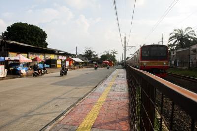 Warga melintas di jalan terusan yang belum selesai di kawasan Pasar Minggu, Jakarta Selatan, Kamis (20/1/2022).