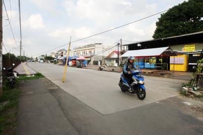 Warga melintas di jalan terusan yang belum selesai di kawasan Pasar Minggu, Jakarta Selatan, Kamis (20/1/2022).
