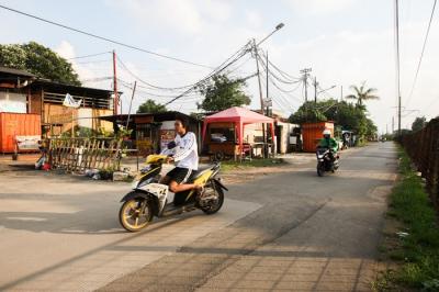 Warga melintas di jalan terusan yang belum selesai di kawasan Pasar Minggu, Jakarta Selatan, Kamis (20/1/2022).