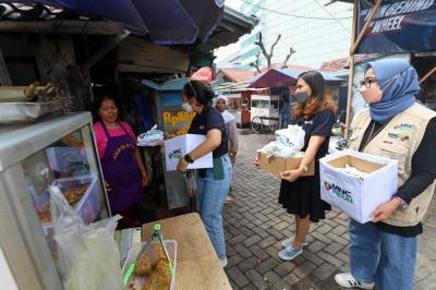 MNC Peduli membagikan Masker dan Vitamin, Waspada Omicron di DKI Jakarta di kawasan Kebon Jeruk, Jakarta Barat, Kamis (20/1/2022).