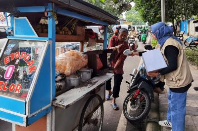 MNC Peduli membagikan Masker dan Vitamin, Waspada Omicron di DKI Jakarta di kawasan Kebon Jeruk, Jakarta Barat, Kamis (20/1/2022).