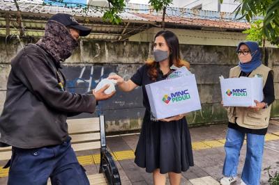 MNC Peduli membagikan Masker dan Vitamin, Waspada Omicron di DKI Jakarta di kawasan Kebon Jeruk, Jakarta Barat, Kamis (20/1/2022).