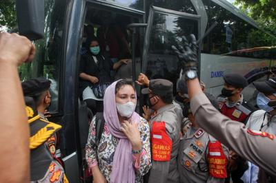 Petugas Polisi melarang ratusan pengungsi Afghanistan turun dari bus di depan kantor Amnesty Internasional Indonesia, Menteng, Jakarta Pusat, Rabu (19/1/2022).