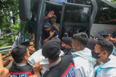 Petugas Polisi melarang ratusan pengungsi Afghanistan turun dari bus di depan kantor Amnesty Internasional Indonesia, Menteng, Jakarta Pusat, Rabu (19/1/2022).