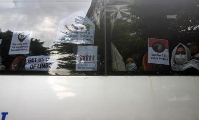 Petugas Polisi melarang ratusan pengungsi Afghanistan turun dari bus di depan kantor Amnesty Internasional Indonesia, Menteng, Jakarta Pusat, Rabu (19/1/2022).