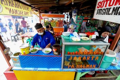 Aktivitas pedagang kaki lima di kawasan perkantoran, Jakarta Barat, Kamis (20/1/2022).