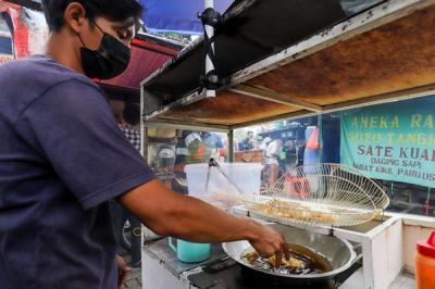 Aktivitas pedagang kaki lima di kawasan perkantoran, Jakarta Barat, Kamis (20/1/2022).