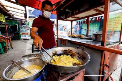 Aktivitas pedagang kaki lima di kawasan perkantoran, Jakarta Barat, Kamis (20/1/2022).