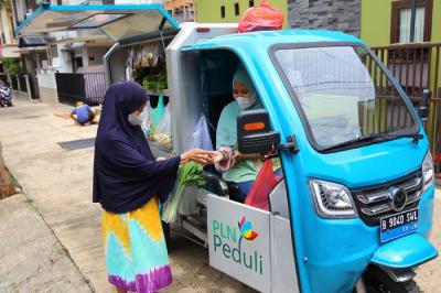 Ibu Tarmi memasarkan dagangan sayuran keliling menggunakan gerobak motor listrik di Kawasan Jagakarsa, Jakarta Selatan, Kamis (20/1/2022).