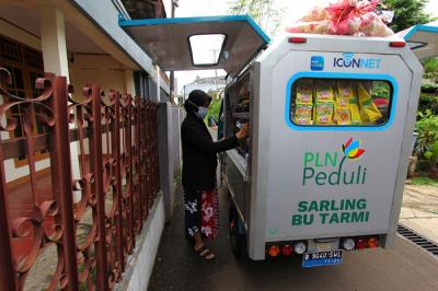 Ibu Tarmi memasarkan dagangan sayuran keliling menggunakan gerobak motor listrik di Kawasan Jagakarsa, Jakarta Selatan, Kamis (20/1/2022).
