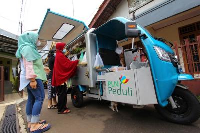 Ibu Tarmi memasarkan dagangan sayuran keliling menggunakan gerobak motor listrik di Kawasan Jagakarsa, Jakarta Selatan, Kamis (20/1/2022).