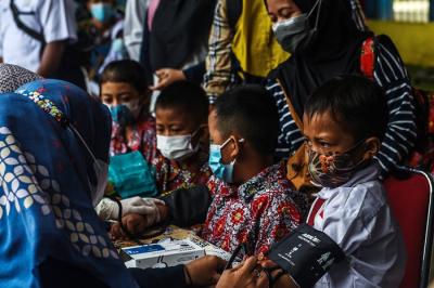 Petugas Polsekta Kemuning bersama petugas puskesmas melakukan vaksinasi Covid-19 ke murid SD Negeri 156.
