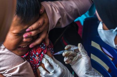 Petugas Polsekta Kemuning bersama petugas puskesmas melakukan vaksinasi Covid-19 ke murid SD Negeri 156.