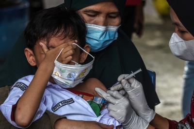 Petugas Polsekta Kemuning bersama petugas puskesmas melakukan vaksinasi Covid-19 ke murid SD Negeri 156.