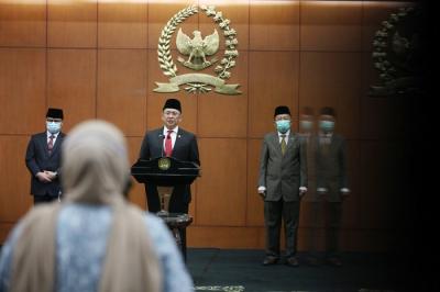 Ketua MPR Bambang Soesatyo (kanan) menyaksikan Harvey Malaiholo menandatangani berita acara pelantikan disaksikan Dian Istiqomah di Gedung Nusantara IV.