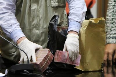 Penyidik KPK menunjukkan barang bukti berupa uang hasil Operasi Tangkap Tangan Hakim Pengadilan Surabaya, Jawa Timur Itong Isnaini Hidayat.