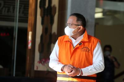 Tersangka Bupati nonaktif Musi Banyuasin Dodi Reza Alex Noerdin usai menjalani pemeriksaan lanjutan di Gedung Merah Putih KPK, Jakarta, Jumat (21/1/2022).