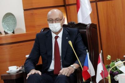 Wakil Ketua DPD Sultan Bahtiar Najamudin (kanan) menerima kunjungan Duta Besar Luar Biasa dan Berkuasa Penuh (LBBP) Ceko Jaroslav Dolecek.