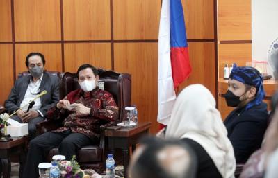 Wakil Ketua DPD Sultan Bahtiar Najamudin (kanan) menerima kunjungan Duta Besar Luar Biasa dan Berkuasa Penuh (LBBP) Ceko Jaroslav Dolecek.