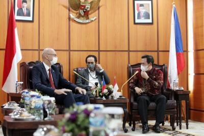 Wakil Ketua DPD Sultan Bahtiar Najamudin (kanan) menerima kunjungan Duta Besar Luar Biasa dan Berkuasa Penuh (LBBP) Ceko Jaroslav Dolecek.