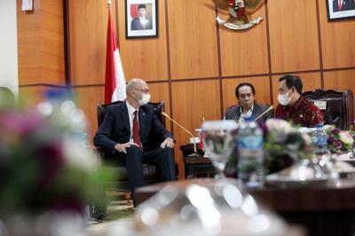 Wakil Ketua DPD Sultan Bahtiar Najamudin (kanan) menerima kunjungan Duta Besar Luar Biasa dan Berkuasa Penuh (LBBP) Ceko Jaroslav Dolecek.