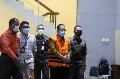 Hakim Pengadilan Negeri (PN) Surabaya, Jawa Timur, Itong Isnaini Hidayat ditahan KPK usai menjalani pemeriksaan di Gedung KPK Merah Putih.