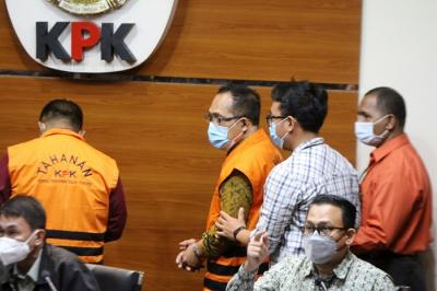 Hakim Pengadilan Negeri (PN) Surabaya, Jawa Timur, Itong Isnaini Hidayat ditahan KPK usai menjalani pemeriksaan di Gedung KPK Merah Putih.