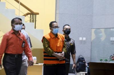 Hakim Pengadilan Negeri (PN) Surabaya, Jawa Timur, Itong Isnaini Hidayat ditahan KPK usai menjalani pemeriksaan di Gedung KPK Merah Putih.