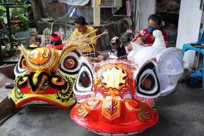 Sejumlah warga membuat kerangka barongsai dan liong hingga menjadi kerajinan yang utuh di rumah keluarga Sutikno Jalan Hiri 3 No 6 Semarang.