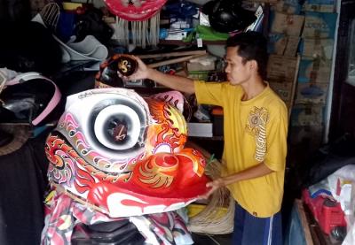 Sejumlah warga membuat kerangka barongsai dan liong hingga menjadi kerajinan yang utuh di rumah keluarga Sutikno Jalan Hiri 3 No 6 Semarang.