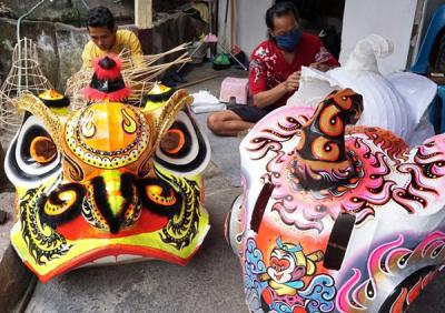 Sejumlah warga membuat kerangka barongsai dan liong hingga menjadi kerajinan yang utuh di rumah keluarga Sutikno Jalan Hiri 3 No 6 Semarang.