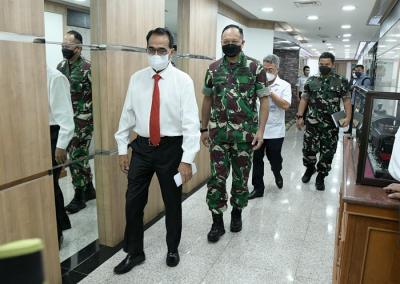 Kepala Staf Angkatan Udara Marsekal TNI Fadjar Prasetyo mengunjungi Menteri Perhubungan Budi Karya Sumadi di Kementerian Perhubungan.