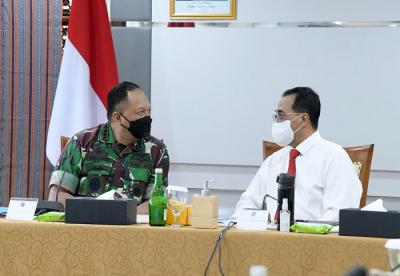 Kepala Staf Angkatan Udara Marsekal TNI Fadjar Prasetyo mengunjungi Menteri Perhubungan Budi Karya Sumadi di Kementerian Perhubungan.
