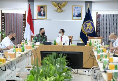 Kepala Staf Angkatan Udara Marsekal TNI Fadjar Prasetyo mengunjungi Menteri Perhubungan Budi Karya Sumadi di Kementerian Perhubungan.