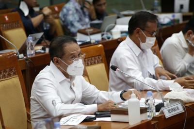 Menpora Zainudin Amali mengikuti Rapat Kerja dengan Komisi X DPR di Kompleks Parlemen Senayan, Jakarta, Kamis (20/1/2022).