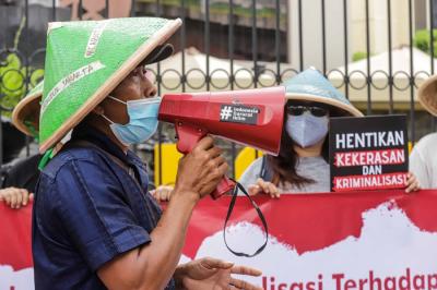 Sejumlah peserta aksi unjuk rasa mengenakan topi caping berdiri di depan gedung Mabes Polri, Jakarta Selatan, Jumat (21/1/2022).