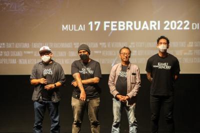 Pemain dan sutradara film Kamu Tidak Sendiri berfoto bersama usai nonton bareng di Bioskop kawasan Kuningan, Jakarta Selatan, Jumat (21/1/2022) malam.