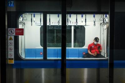 Warga menggunakan moda transportasi MRT Jakarta di Stasiun MRT Bundaran HI, Jakarta Pusat, Sabtu (22/1/2022).
