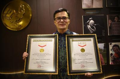 Founder Bening’s Clinic, dr. Oky Pratama menerima dua penghargaan dari MURI di Jakarta.