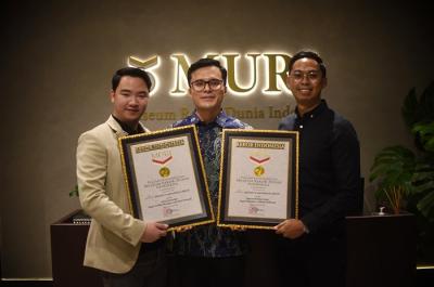 Founder Bening’s Clinic, dr. Oky Pratama menerima dua penghargaan dari MURI di Jakarta.
