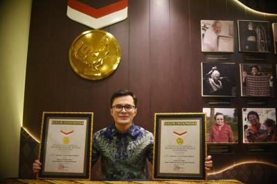 Founder Bening’s Clinic, dr. Oky Pratama menerima dua penghargaan dari MURI di Jakarta.