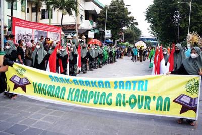 Ratusan peserta mengikuti Arak-arakan Kauman Kampung Quran dari Simpang Lima menuju Alun-alun Masjid Agung Semarang, Jawa Tengah, Minggu (23/1/2022).