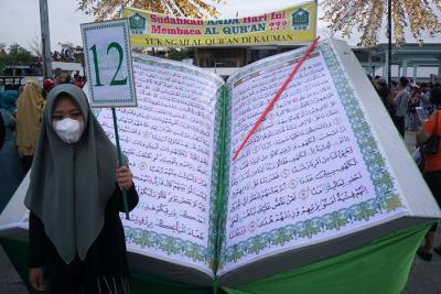 Ratusan peserta mengikuti Arak-arakan Kauman Kampung Quran dari Simpang Lima menuju Alun-alun Masjid Agung Semarang, Jawa Tengah, Minggu (23/1/2022).